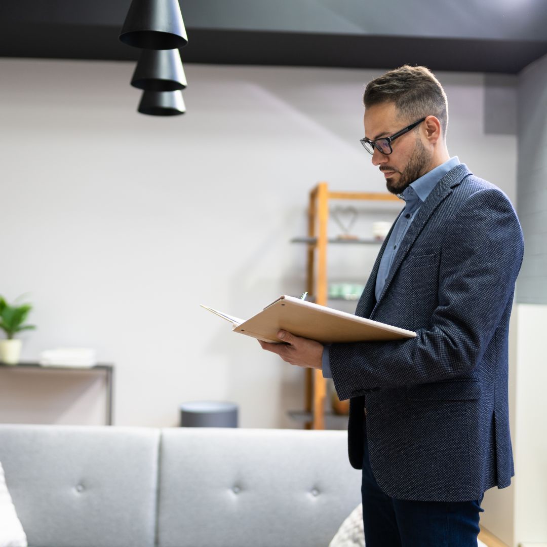 O avaliador de imóveis é o profissional responsável por determinar o valor de um imóvel com base em critérios técnicos e mercadológicos.