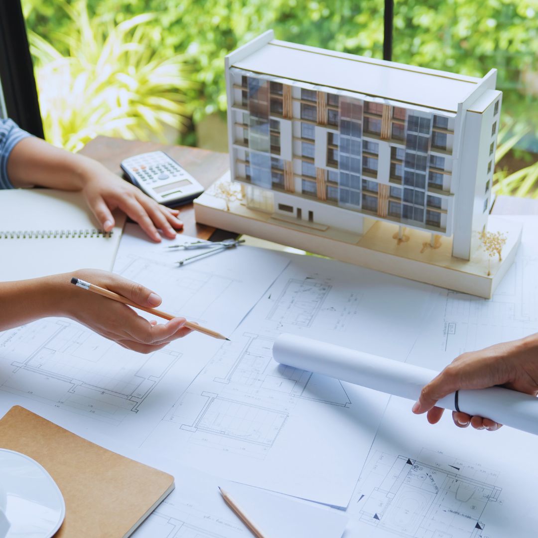 Os projetos arquitetônicos representam um conjunto de documentos e desenhos técnicos que detalham cada aspecto da construção, desde a planta até a finalização.