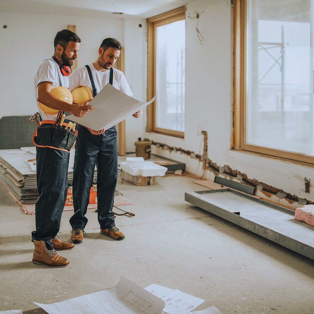 O processo de aprovação de construção inclui a verificação de leis de zoneamento, elaboração de projetos e obtenção do alvará de construção.