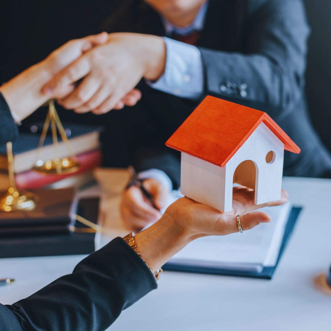 A regularização de imóveis é o processo de garantir que uma propriedade esteja em conformidade com a legislação vigente.