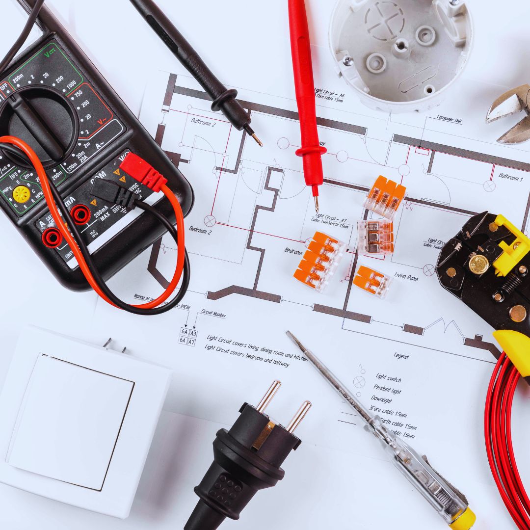 Um projeto elétrico é um conjunto de documentos técnicos que detalham como uma instalação elétrica deve ser executada, assegurando segurança e eficiência.